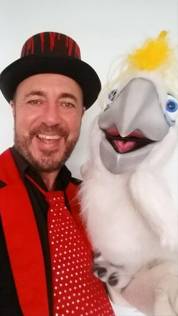 Amazing Mr Twist the Magician with cockatoo puppet